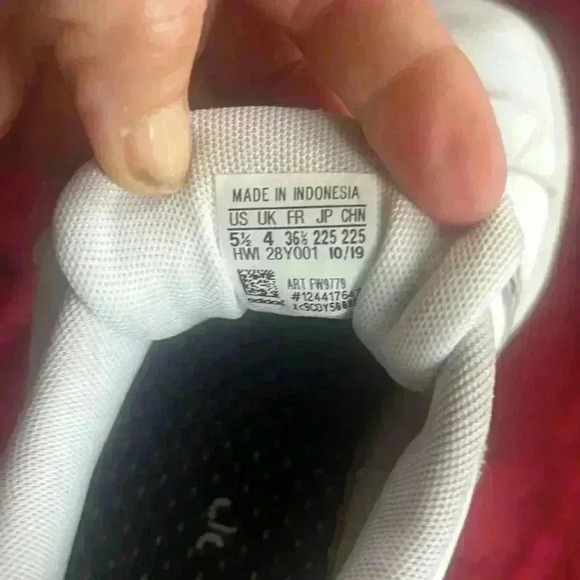 Ladies Adidas Tennis shoe animal print stripe 5.1/2. Very good condition. - Picture 8 of 9